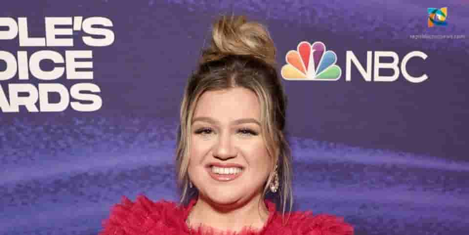 Kelly Clarkson awarded at People Choice Awards