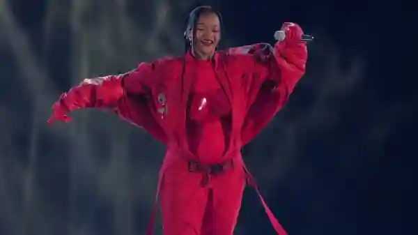 Rihanna Super Bowl Performance Sparks Pregnancy Rumors