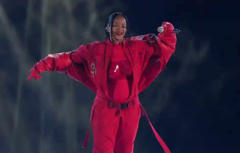 Rihanna Super Bowl Performance Sparks Pregnancy Rumors