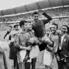 How did Just Fontaine die? French football legend Just Fontaine passed away at the age of 89.