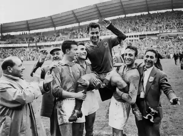 How did Just Fontaine die? French football legend Just Fontaine passed away at the age of 89.