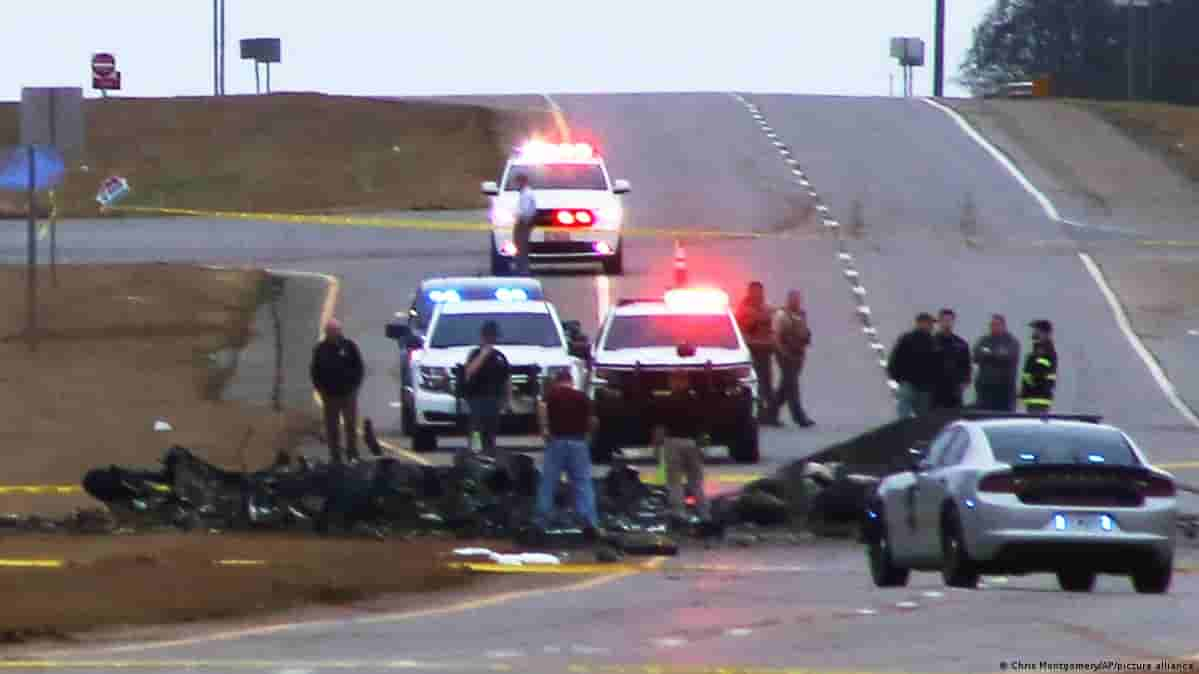 2 U.S. army Black Hawk helicopters crashed in Kentucky during a training session, killing 9 soldiers