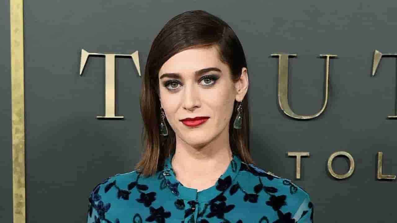 Lizzy Caplan Age