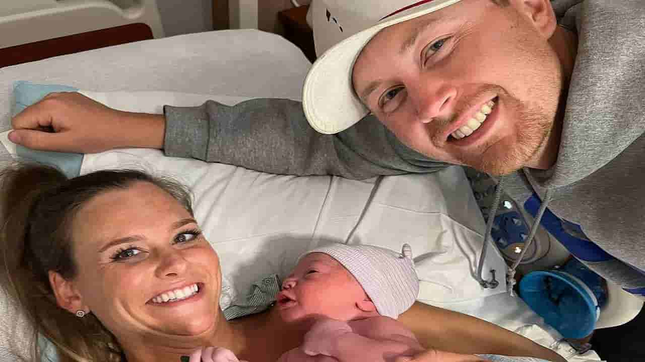 Scotty McCreery With wife and child